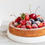 Delicioso Bolo de Limão Siciliano com Frutas Vermelhas