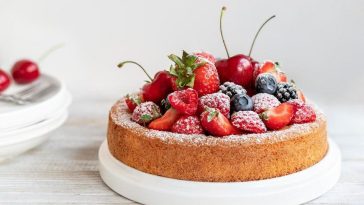 Delicioso Bolo de Limão Siciliano com Frutas Vermelhas