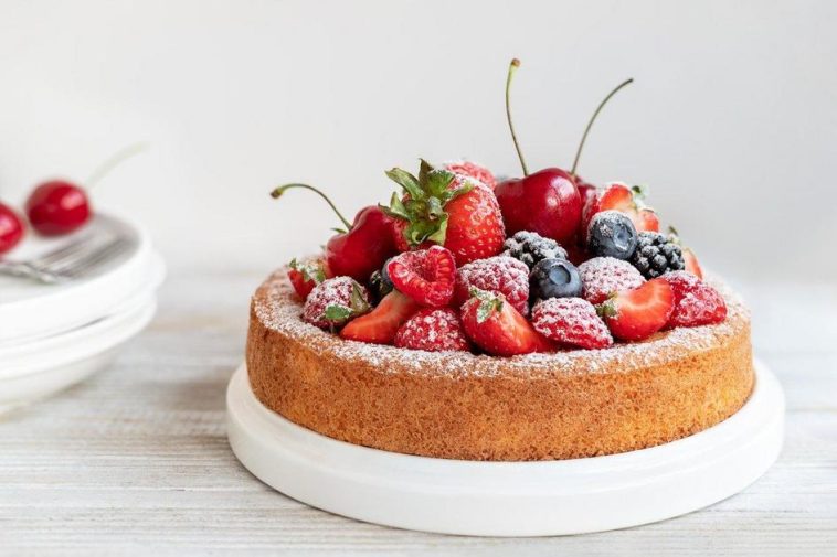 Delicioso Bolo de Limão Siciliano com Frutas Vermelhas