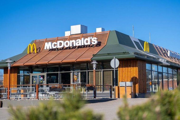 McDonald's Suspende Vendas de Hambúrguer após Surto Bacteriano